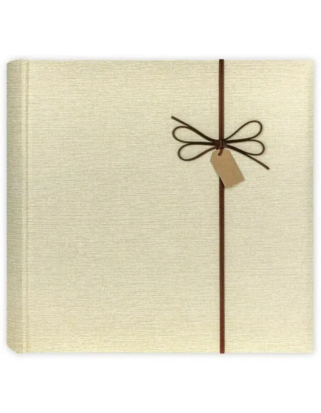 Άλμπουμ lipsia 32×32 cm εξώφυλλο με διακοσμητικό φιόγκο με δερμάτινο κορδόνι χρώμα καφέ το άλμπουμ ειναι 100 σελίδες λευκές με Ρυζόχαρτο και λευκό κουτί LIPSIA A