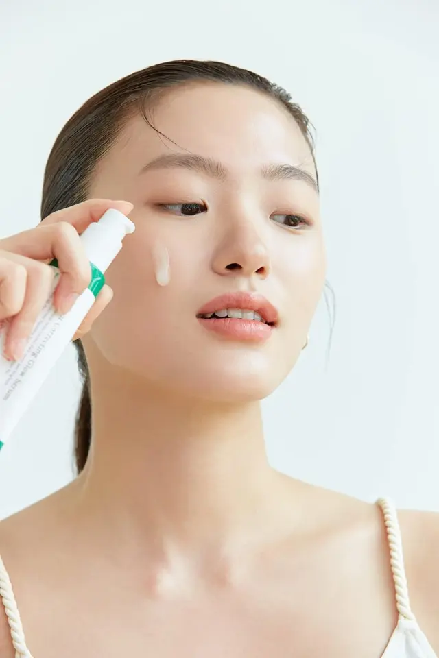 Axis-y Dark Spot Correcting Glow, Ενυδατικός Ορός Προσώπου με Νιασιναμίδη για Λάμψη & Πανάδες 50ml 2