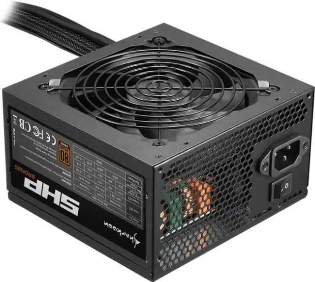 Sharkoon SHP Bronze 700W τροφοδοτικό υπολογιστή ATX με πιστοποίηση 80 Plus Bronze, Active PFC, ανεμιστήρα 120mm, Full Wired καλώδια, 4 PCIe, 6 SATA και ολοκληρωμένες προστασίες.