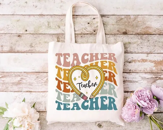 Τσάντα πάνινη υφασμάτινη εκρού με σχέδιο TEACHER 06 διαστάσεις: 38x40cm μαζί με τα χερούλια 38x70cm