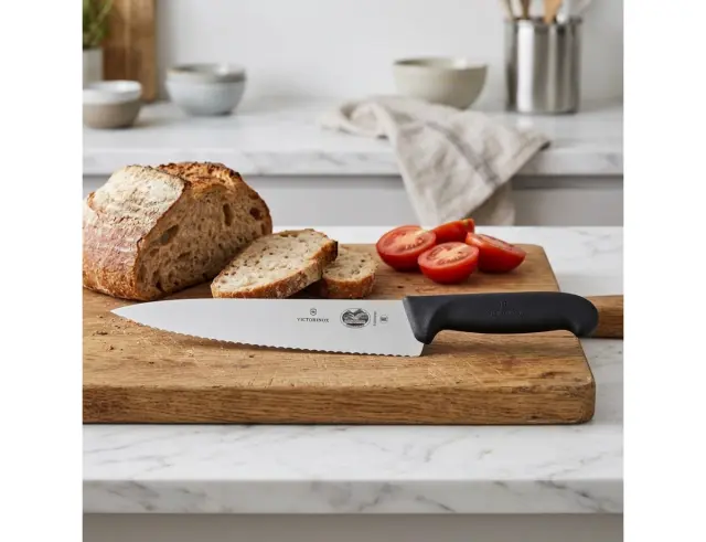 Μαχαίρι σεφ Victorinox Fibrox οδοντωτό με μήκος λεπίδας 22cm - Black5.2033.22