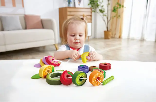 Hape Early Explorer Ξύλινα Φρούτα Με Κορδόνι Caterpillar 3