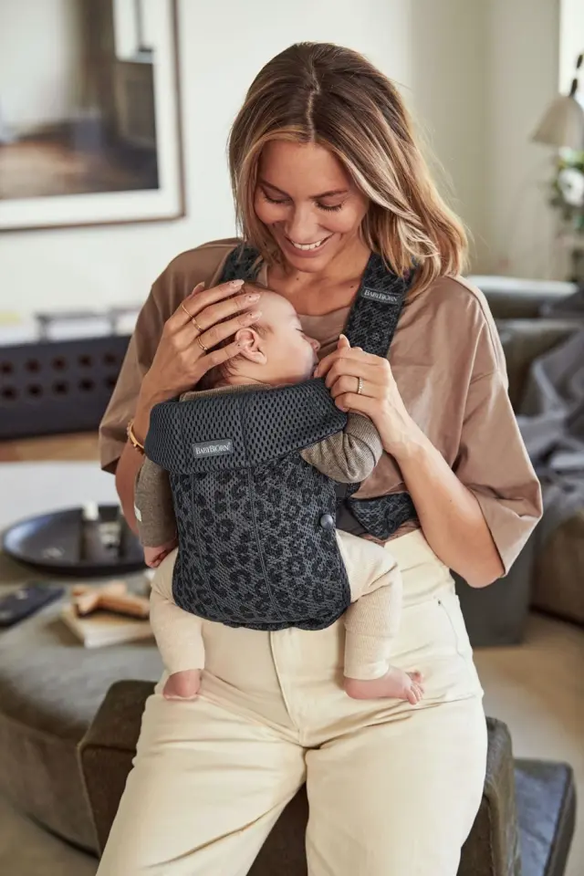 BabyBjörn Μάρσιπος Mini 3D Mesh, Anthracite/Leopard - 1408-021078 2