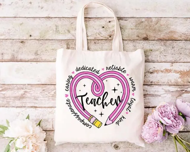 Τσάντα πάνινη υφασμάτινη εκρού με σχέδιο TEACHER 10 διαστάσεις: 38x40cm μαζί με τα χερούλια 38x70cm