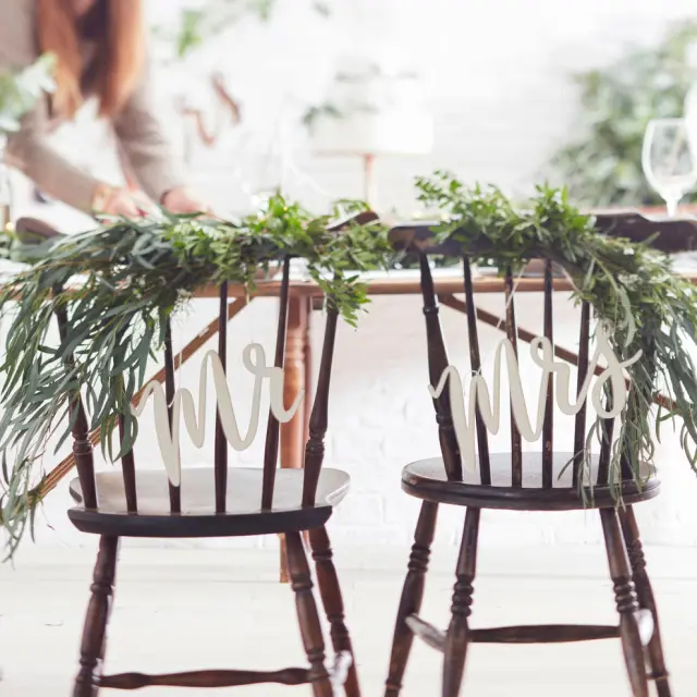 2 Ξύλινες Πινακίδες Mr και Mrs για καρέκλες - Wedding 30 x 14εκ. ανα τεμάχιο