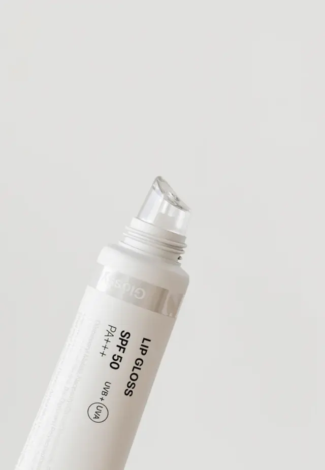 Niche Beauty Lab Transparent Lab Tinted Lip Glossy - Ενυδατικό βάλσαμο χειλιών με εξαιρετικά γυαλιστερό, άχρωμο φινίρισμα SPF50 15ml 3