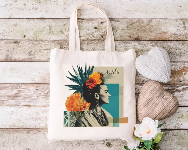 Τσάντα πάνινη υφασμάτινη εκρού με σχέδιο (frida kahlo 03) διαστάσεις: 38x40cm μαζί με τα χερούλια 38x70cm