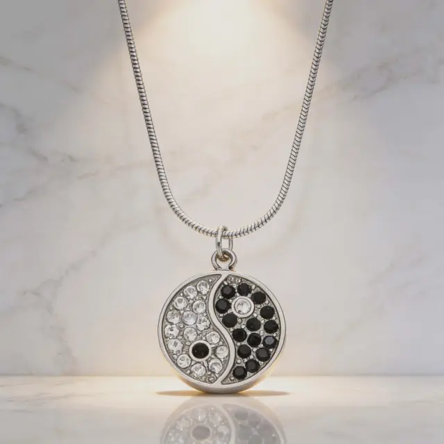Κολιέ Yin Yang με Μαύρα & Λευκά Στρας