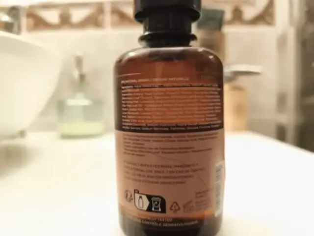 APIVITA Dry Dandruff Shampoo with Celery & Propolis Σαμπουάν Κατά της Ξηροδερμίας με Σέλερι & Πρόπολη, 250ml 2