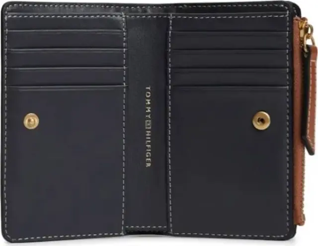 Tommy Hilfiger Γυναικείο Μεγάλο Πορτοφόλι Logo Script Plaque Leather Bifold Wallet Καφέ 2
