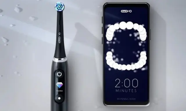 Oral-B iO Series 10 Ηλεκτρική Οδοντόβουρτσα με Χρονομετρητή, Αισθητήρα Πίεσης και Θήκη Ταξιδίου Cosmic Black 2