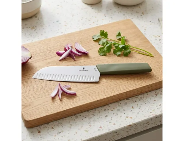 Μαχαίρι Santoku Victorinox Swiss Modern με μήκος λεπίδας 17cm - Olive6.9056.17K6B