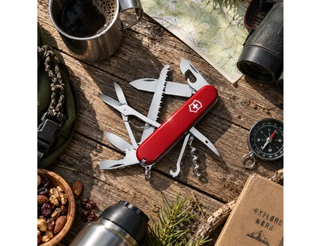 Ελβετικός Σουγιάς Victorinox Huntsman με 15 λειτουργίες και μήκος 9.1cm - Red 1.3713