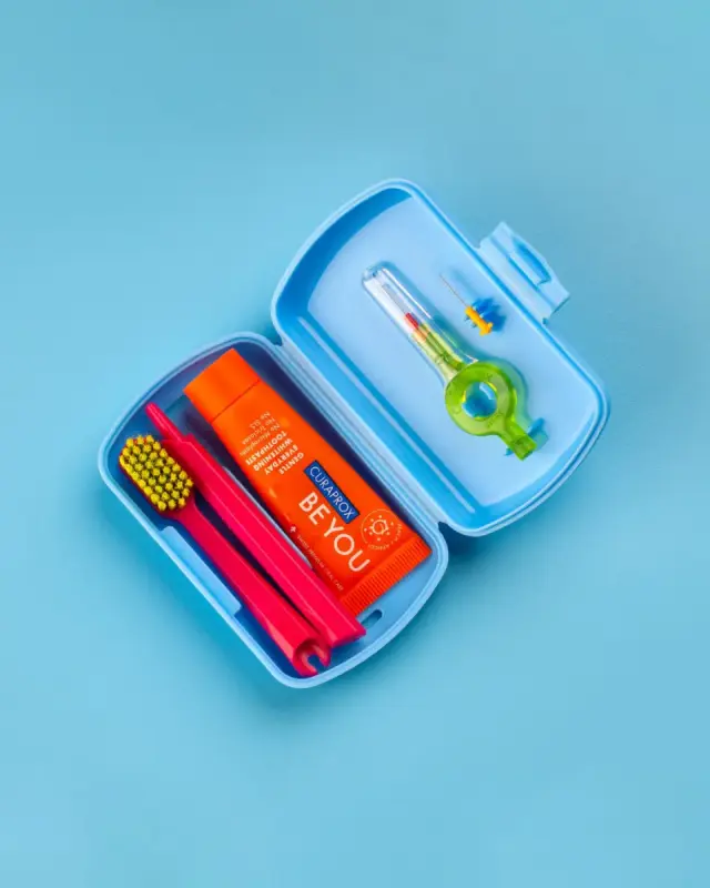 Curaprox Travel Set Γαλάζιο με Οδοντόβουρτσα ταξιδίου CS 5460, Οδοντόκρεμα Φυσικής Λεύκανσης Be you Ροδάκινο & Βερίκοκο, 10ml, Λαβή & 2 Μεσοδόντια Βουρτσάκια, 1 σετ 2