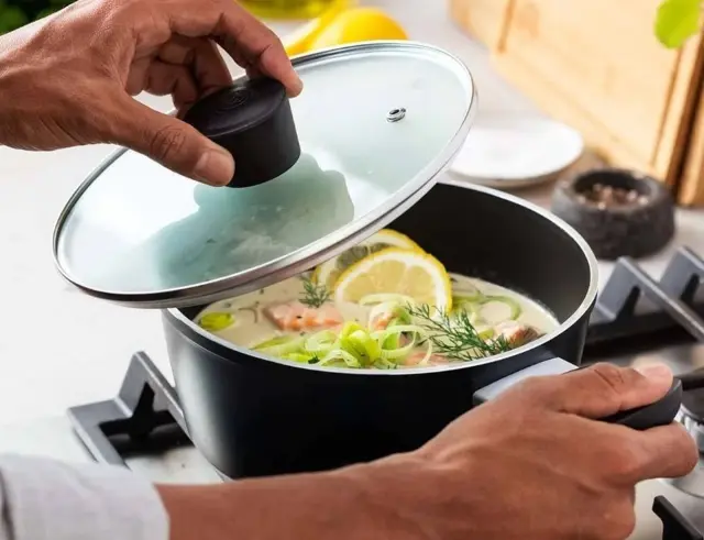 Κατσαρόλα Essential MasterChef με αντικολλητική επίστρωση και διάμετρο 24cmAMZ159101831 3