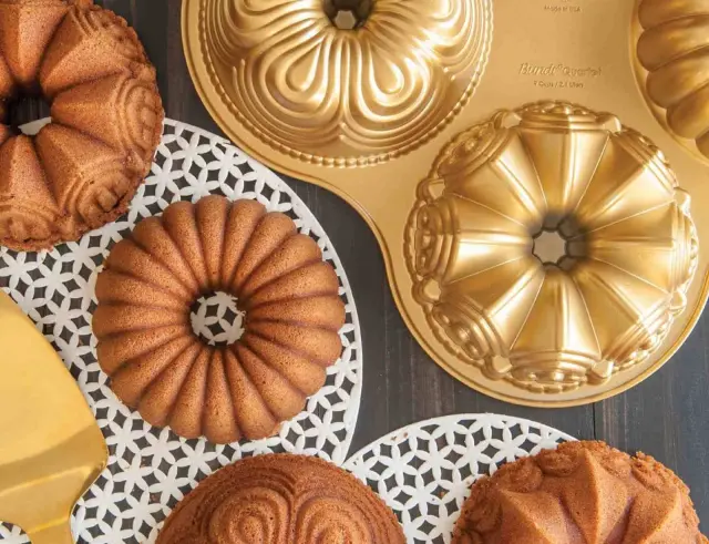 Φόρμα για κέικ Nordic Ware Premier Gold σε 4 σχέδια, με τρύπα και διαστάσεις 38x6cm91377