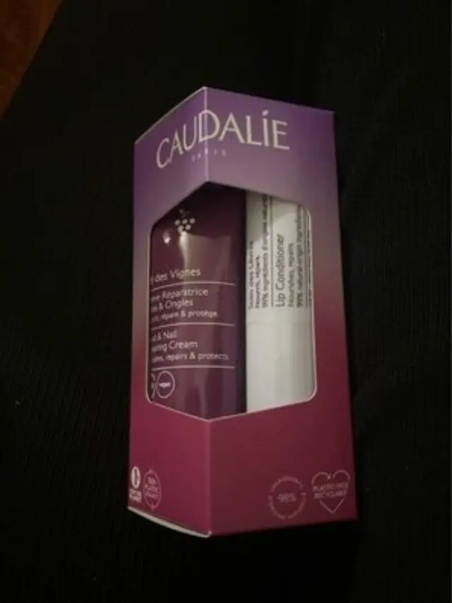 Caudalie Πακέτο Προσφοράς Mε The Des Vignes Hand + Nail Cream Ενυδατική Κρέμα Χεριών + Νυχιών, 30ml + Lip Conditioner Για Ενυδάτωση Tων Χειλιών, 4,5gr