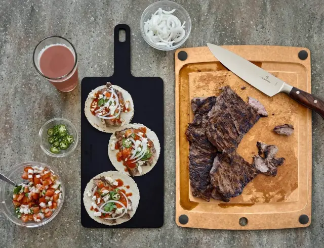 Επιφάνεια Κοπής Victorinox Gourmet με λαβή και διαστάσεις 35.6x19x0.5cm - Black7.4132.3 2