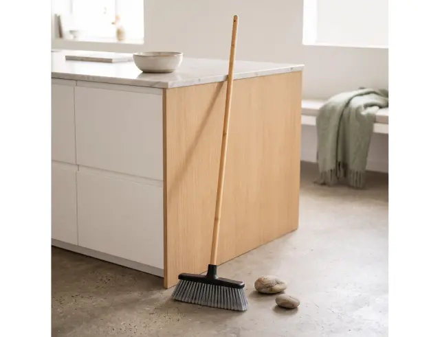 Σκούπα Homea με λαβή από ξύλο Bamboo, με ύψος 118cm MEN148