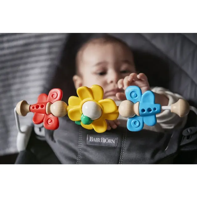 BabyBjorn Μπάρα Παιχνιδιών Για Ρηλάξ Flying Friends 7317680800992 3