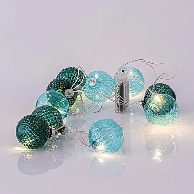 ΣΕΙΡΑ, 10 LED 5mm, ΜΕ ΠΡΑΣΙΝΕΣ ΓΥΑΛΙΝΕΣ ΜΠΑΛΕΣ 6cm, ΜΠΑΤΑΡΙΑΣ 3xAA, ΔΙΑΦΑΝΟ PVC ΚΑΛΩΔΙΟ, ΘΕΡΜΟ ΛΕΥΚΟ, ΑΝΑ 15cm, ΠΡΟΕΚΤΑΣΗ ΠΑΡΟΧΗΣ 50cm, IP20 (600-11245) EUROLAMP