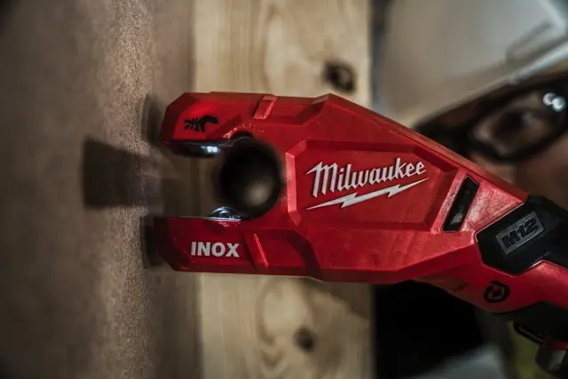 Milwaukee 4933479242 - Κόφτης Μπαταρίας Inox & Cu Σωληνών M12PCSS-202C MW με 2 Μπαταρίες 2Ah (2x2Ah) + Φορτιστή 2