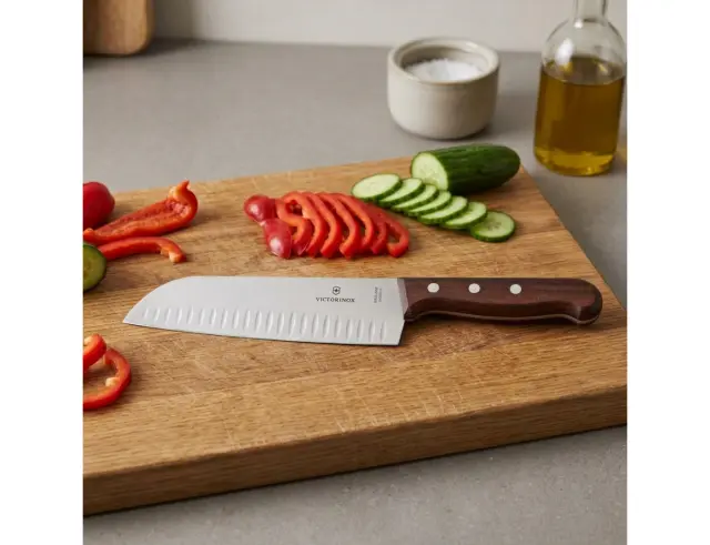 Μαχαίρι Santoku Victorinox με αυλακώσεις, ξύλινη λαβή και μήκος λεπίδας 17cm - Σε ειδική συσκευασία δώρου6.8520.17G