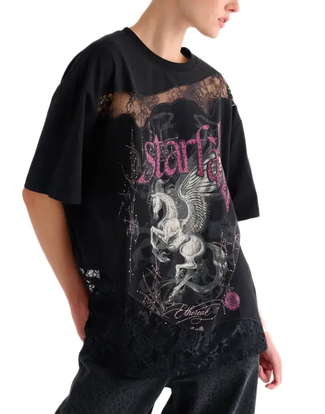 Attrattivo γυναικείο oversized t-shirt με λεπτομέρειες δαντέλας 9923928-1