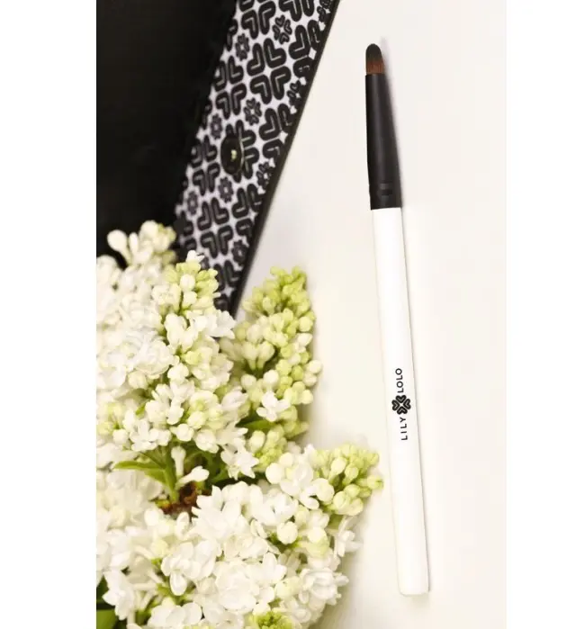 Lily Lolo Socket Line Brush – Vegan πινέλο για την κόγχη των ματιών 2