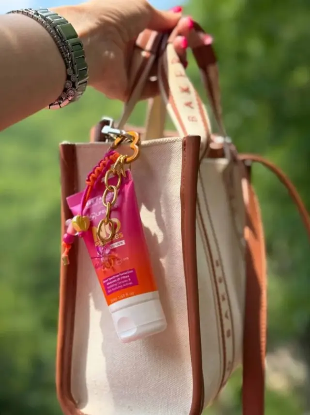 BEE FACTOR X LIFELIKES | ΑΝΤΗΛΙΑΚΟ ΠΡΟΣΩΠΟΥ SPF50 – 50ML + ΣΥΛΛΕΚΤΙΚΟ KEYCHAIN NO EXCUSES – LIMITED EDITION 3