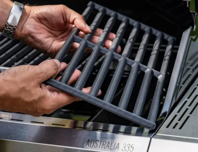 Ψησταριά Υγραερίου Outdoorchef Australia Evo 335 με πλευρική εστία υπέρυθρων, ισχύ 10.5kW + 4kW και διαστάσεις 125x54x115cm20.200.21 3