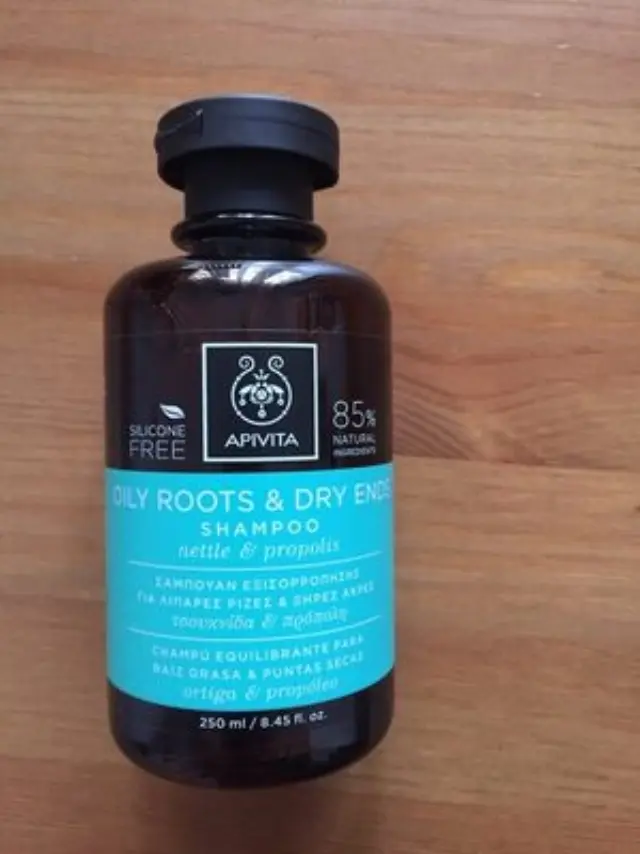 Apivita Oily Roots Dry Ends Shampoo with Nettle & Propolis Σαμπουάν για Λιπαρές Ρίζες και Ξηρές Άκρες με Τσουκνίδα και Πρόπολη, 250ml