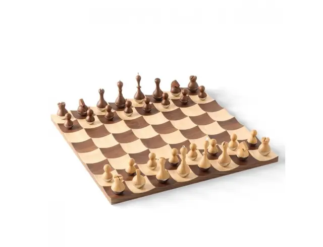 Σκακιέρα Wobble Chess Umbra από ξύλο σφενδάμου και καρυδιάς, με διαστάσεις 38x38x11cm377601-656