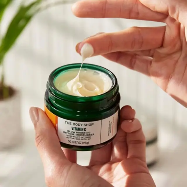 The Body Shop Vitamin C Glow Boosting Moisturizer 3