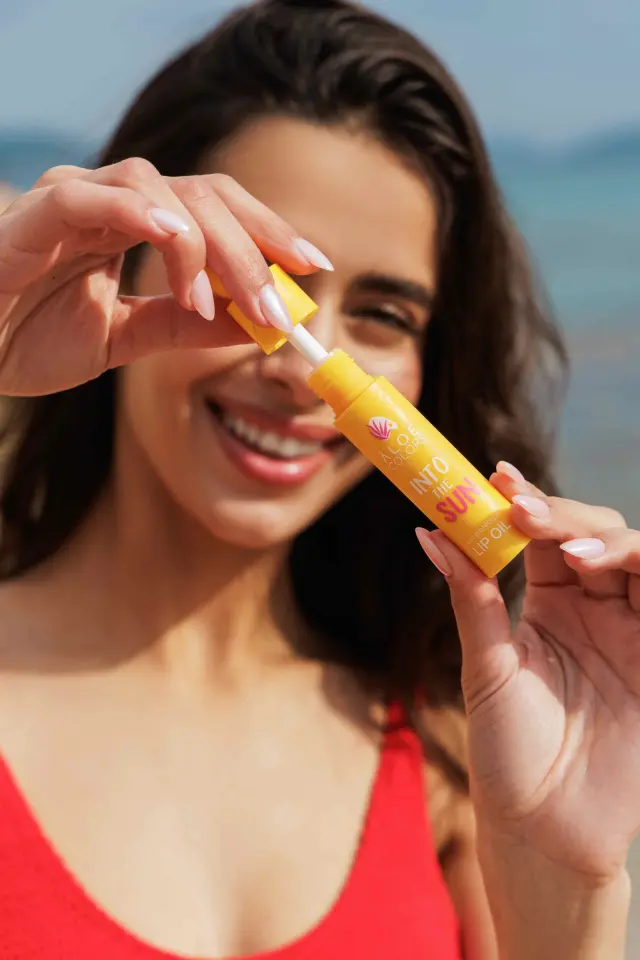 Aloe Colors Into The Sun Lip Oil Sun Protection Έλαιο Χειλιών για Προστασία από την Ηλιακή Ακτινοβολία 10ml 3