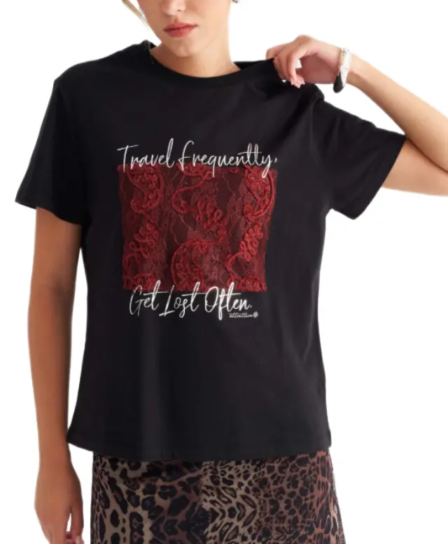 Attrattivo γυναικείo t-shirt με σχέδιο 9923932-1