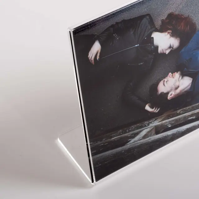 κορνίζα plexiglass ακρυλική με βαση επιτραπεζια για φωτογραφια 20x30cm οριζόντια 2