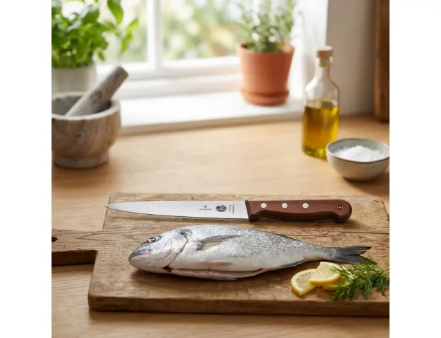 Μαχαίρι φιλεταρίσματος Victorinox με εύκαμπτη λάμα, ξύλινη λαβή και μήκος λεπίδας 18cm 5.3700.18