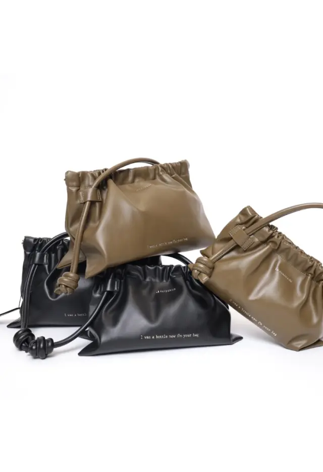 LE PANDORINE - Bottle shoulder bag in black recycled material 2