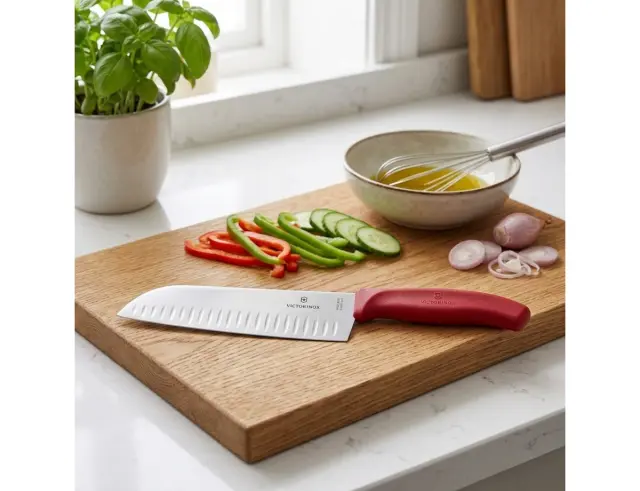 Μαχαίρι Santoku Victorinox Swiss Classic με αυλακώσεις με κόκκινη λαβή και μήκος λεπίδας 17cm6.8521.17C1B