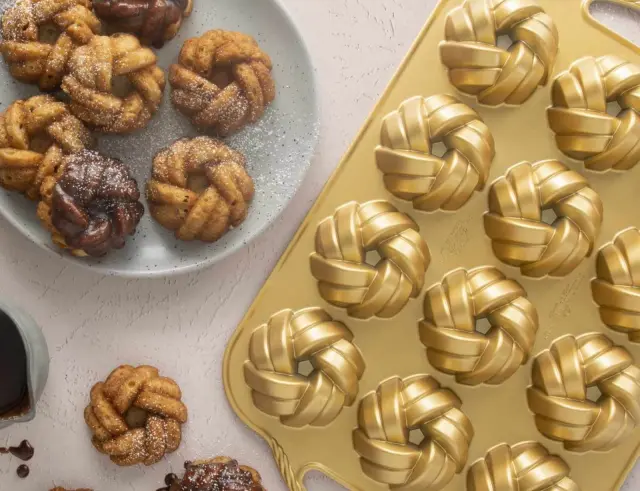 Φόρμα για 12 μικρά κέικ Nordic Ware Premier Gold 75th Anniversary σε πλεκτό σχήμα, με τρύπα και διαστάσεις 38x25x4cm95377