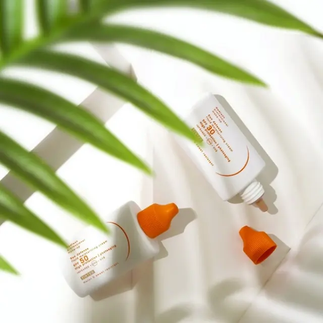 Radiant Sun defense Fluid Moisturizing Cream Tinted SPF50+ 50ml 2