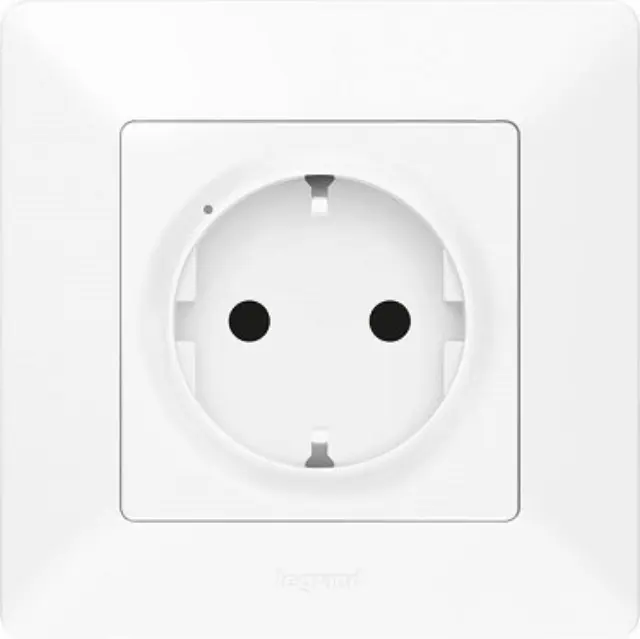 Connected Socket Outlet Valena Life 16A, White, Schuko