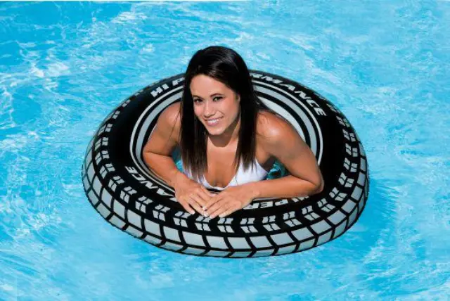 Intex Giant Tire Tube Γιγάντιο Φουσκωτό Σωσίβιο Τροχός Με Ακτινωτό Πέλμα & Πλευρικό Τοίχωμα - 91εκ. Διάμετρος - 9+Χρ. 2