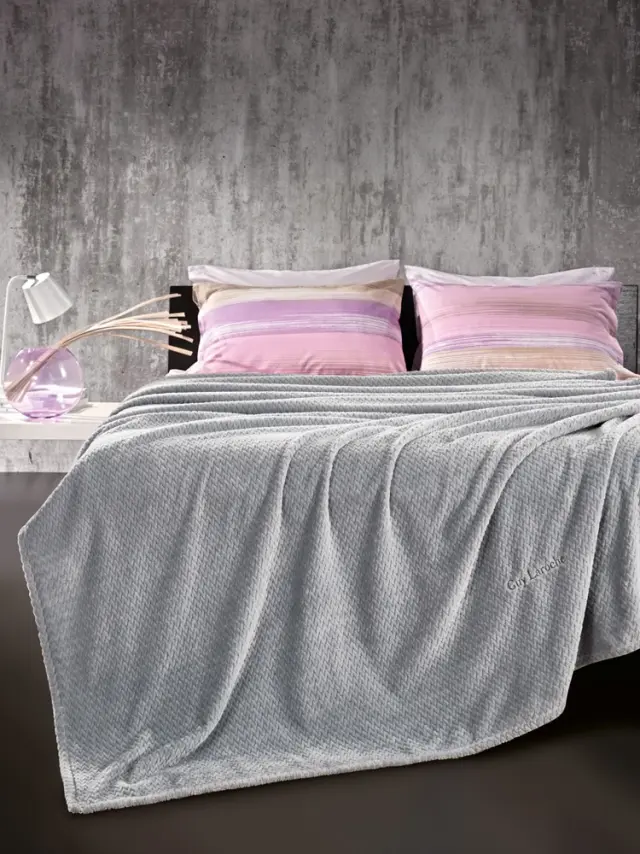 Κουβέρτα Υπέρδιπλη(220X240) Fleece Με Μαξιλάρι Διακοσμητικό Σετ 1+1 Rombus Silver Guy Laroche