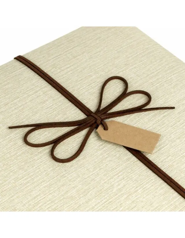 Άλμπουμ lipsia 24×24 cm χρώμα εκρού εξώφυλλο με διακοσμητικό φιόγκο δερμάτινο καφέ το άλμπουμ ειναι 40 σελίδες με Ρυζόχαρτο με κουτί για δώρο LIPSIA A 2
