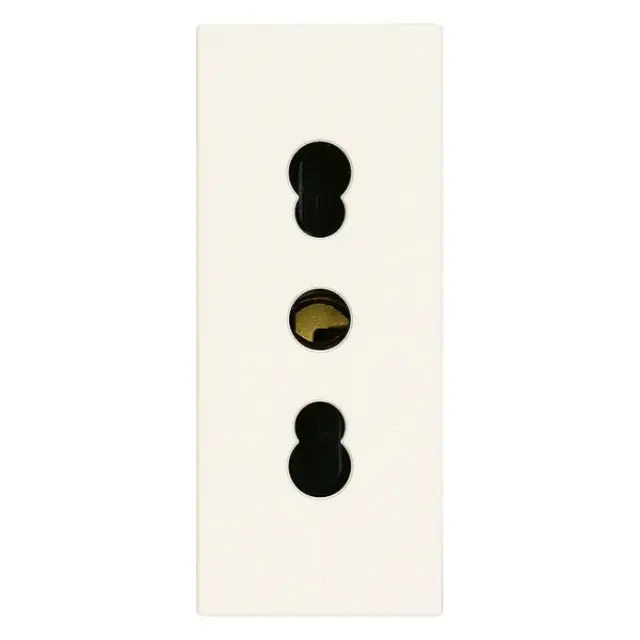 2P+E 16A P17/11 outlet white