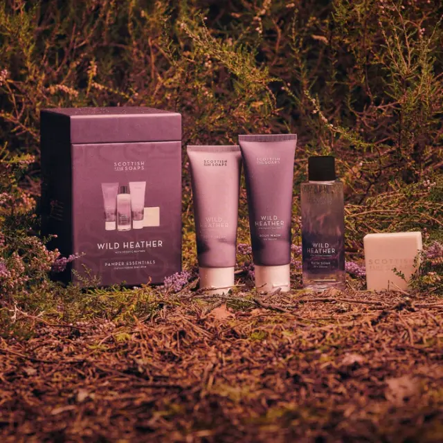 The Scottish Fine Soaps Wild Heather pamper essentials Σετ δώρου με βασικά προϊόντα περιποίησης 2