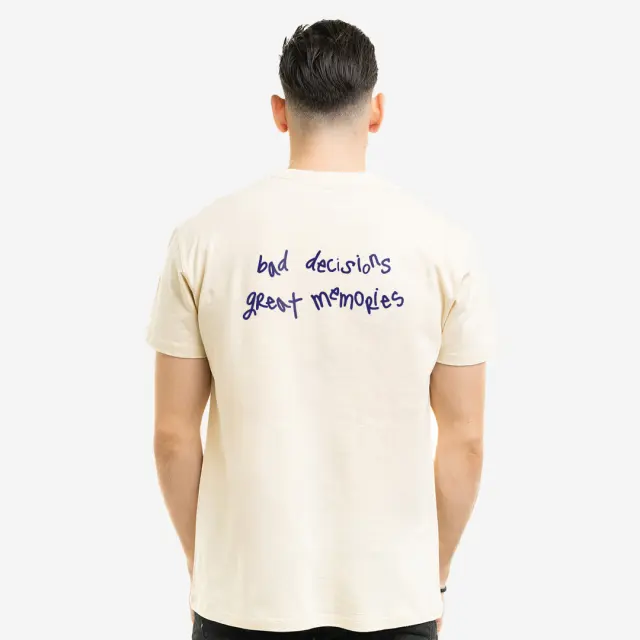 T-shirt Noshame® Off-white με τύπωμα bad desicions, great memories - 122523 - XXL