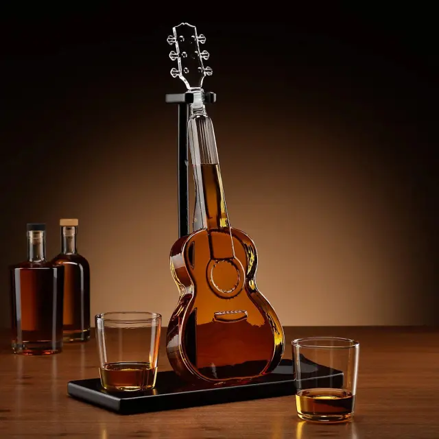 The Source® Guitar Decanter Set Καράφα Σερβιρίσματος με Πώμα/Ξύλινη Βάση & 2x Ποτήρια